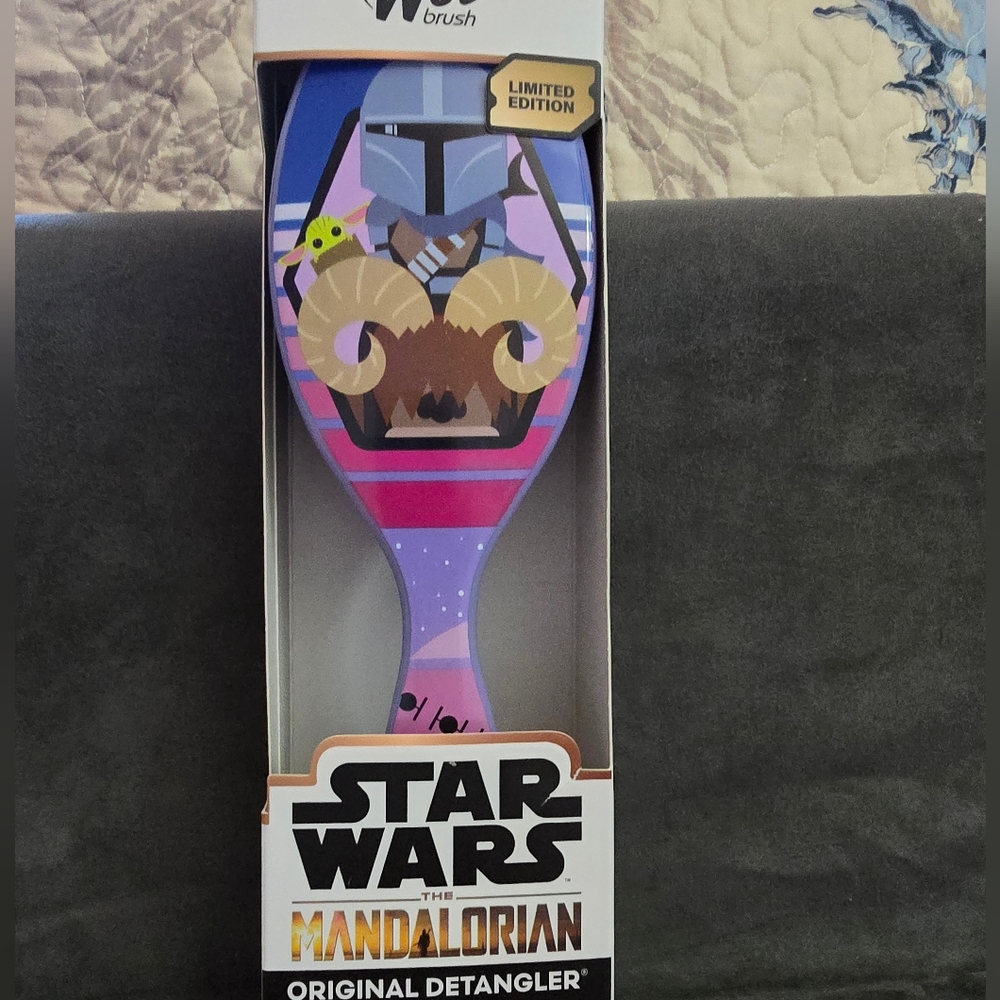 NEW IN BOX MANDALORIAN Star Wars WET BRUSH Detangler - Picture 2 of 5